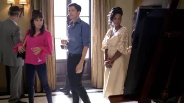 Aqua Puff Sleeve Top en rosa usado por Marina (Karla Souza) como se ve en el vestuario de la serie de televisión Home Economics (Temporada 2 Episodio 4)
