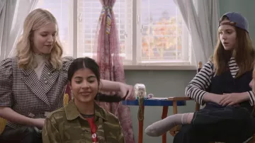Chaqueta de camuflaje Topshop Frey usada por Dawn Schafer (Kyndra Sánchez) como se ve en los atuendos de la serie de televisión The Baby-Sitters Club (S02E03)