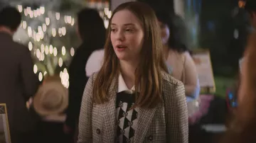 Sandro Logo Print Sweater Vest usado por Kristy Thomas (Sophie Grace) como se ve en el programa de televisión The Baby-Sitters Club (Temporada 2 Episodio 3)