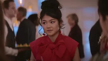 Zara Poplin Top avec Noeud en fuchsia porté par Claudia Kishi (Momona Tamada) comme on le voit dans Le Baby-Sitters Club (S02E03)