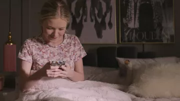 Rag & Bone Lily Vine Print Tee usado por Stacey McGill (Shay Rudolph) como se ve en The Baby-Sitters Club (S02E03)