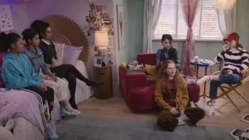 Adidas Her Studio London Tights usadas por Jessi Ramsey (Anais Lee) como se ve en los atuendos de la serie de televisión The Baby-Sitters Club (Temporada 2 Episodio 3)