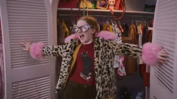 DELiA*s by Dolls Kill Sass Attack Faux Fur Coat usado por Mallory Pike (Vivian Watson) como se ve en The Baby-Sitters Club (S02E03)