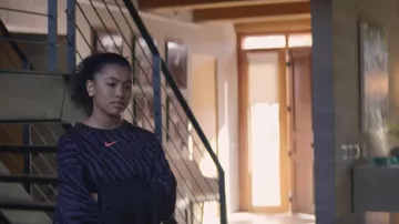 Nike NSW Icon Clash Fleece Sweatshirt usada por Jessi Ramsey (Anais Lee) como se ve en The Baby-Sitters Club Wardrobe (Temporada 2 Episodio 3)