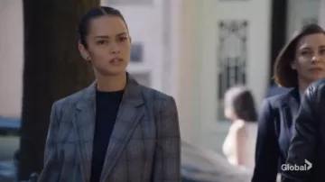 Massimo Dutti Wool Check Blazer porté par Cameron Vo (Vinessa Vidotto) comme on le voit dans FBI: International TV series outfits (S01E04)
