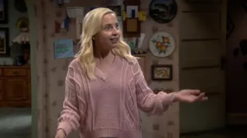 Madewell Augustus Cableknit Pull à Col en V Rose porté par Becky Conner-Healy (Lecy Goranson) comme on le voit dans Les tenues de la série télévisée Conners (S04E04)