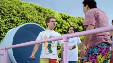 80s 1985 Surfing Gumby Camiseta usada por Adam Goldberg (Sean Giambrone) como se ve en los trajes del programa de televisión The Goldbergs (Temporada 9 Episodio 3)
