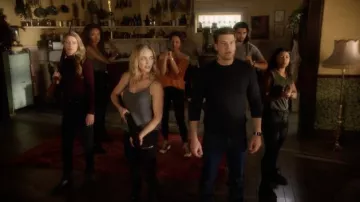 Pantalones joie Park Zip en negro usados por Sara Lance (Caity Lotz) como se ve en Legends of Tomorrow de DC (S07E01)