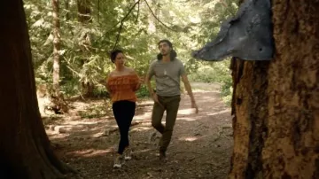 Converse Run Star Hike Hi Leather Black Saffron Sneakers usadas por Zari Tomaz (Tala Ashe) como se ve en DC's Legends of Tomorrow (S07E01)