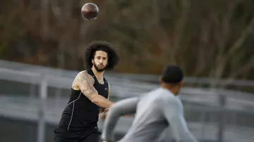 Nike Dri-FIT Rise 365 débardeur en noir porté par le Narrateur (Colin Kaepernick) comme on le voit dans Colin en Noir et Blanc séries TV tenues de la Saison 1