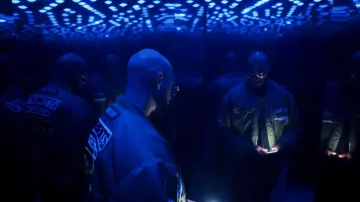 Le blouson aviateur vert à logo édition Alpha Industries Vetements porté par Booba dans son clip Variant