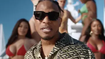 Les lunettes de soleil Versace noires de Niska dans son clip Mapess