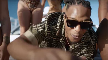 La chemise à manches courtes en soie imprimée Versace portée par Niska dans son clip Mapess