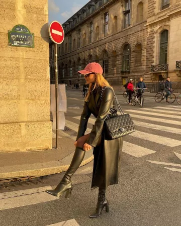 La casquette rose en coton porté par Chloé Bleinc sur son compte Instagram @chloebbbb