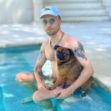 Les lunettes de soleil portées par Squeezie sur son compte Instagram @xsqueezie