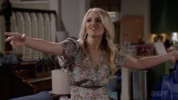 Vestido de Sandro Ruffle Lee usado por Gina Dabrowski (Annaleigh Ashford) como se ve en el vestuario del programa de televisión B Positive (Temporada 2 Episodio 1)