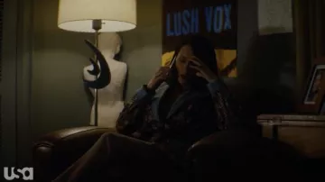 Alice + Olivia Verna Notch-Collar Robe Jacket usado por Bree Webber (Lexa Doig) como se ve en el vestuario del programa de televisión Chucky (Temporada 1 Episodio 1)