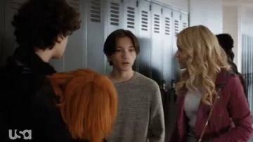 Chaqueta de moto de ante sintética NYC en blanco en rosa usada por Lexy Cross (Alyvia Alyn Lind) como se ve en la serie de televisión Chucky (S01E01)