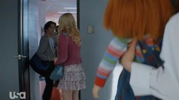 Etoile Isabel Marant Naomi Smocked Ruffle Falda usada por Lexy Cross (Alyvia Alyn Lind) como se ve en los atuendos de la serie de televisión Chucky (S01E01)