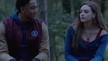 Pull bleu porté par Hope Mikaelson (Danielle Rose Russell) comme on le voit dans les Legacies séries télévisées tenues (Saison 3 Épisode 2)