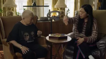 Nike Tribute Track Pants usado por Nora (Awkwafina) como se ve en Awkwafina es la serie de televisión Nora From Queens (S02E10)