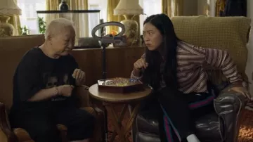 Out from Under Emmy Henley Top usado por Nora (Awkwafina) como se ve en Awkwafina es la serie de televisión Nora From Queens (Temporada 2 Episodio 10)