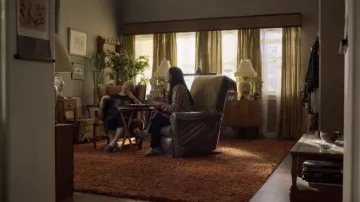 Adidas Adilette Brazillian Dance usado por Nora (Awkwafina) como se ve en Awkwafina es el vestuario de la serie de televisión Nora From Queens (S02E10)
