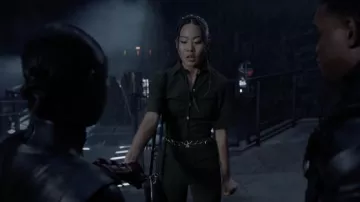 Cinturón de cadena de corazón de Urban Outfitters usado por Mary Hamilton (Nicole Kang) como se ve en los atuendos de la serie de televisión Batwoman (Temporada 3 Episodio 1)