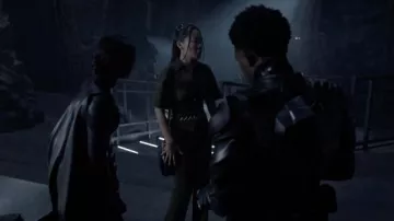 Nanushka Tabbie Pantalones en verde oliva de Mary Hamilton (Nicole Kang) como se ve en los trajes de la serie de televisión Batwoman (Temporada 3 Episodio 1)