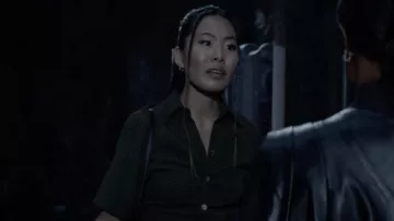 Nanushka Saff Short Sleeve Top usado por Mary Hamilton (Nicole Kang) como se ve en el vestuario del programa de televisión Batwoman (Temporada 3 Episodio 1)