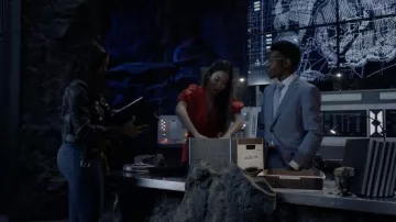 Bardot El vestido de Amie en rojo usado por Mary Hamilton (Nicole Kang) como se ve en el vestuario de la serie de televisión Batwoman (Temporada 3 Episodio 1)