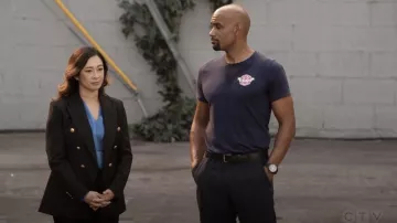 Balmain à double boutonnage boutonné blazer porté par Ari Lan (Camille Chen) comme on le voit dans Station 19 série TV garde-robe (Saison 5 Épisode 3)
