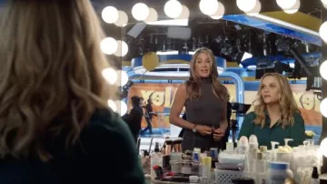 Le Rang Becca Cachemire &amp; Soie Haut en Tricot sans Manches porté par Alex Levy (Jennifer Aniston) comme on le voit dans L'émission du Matin Tenues (Saison 2 Épisode 4)