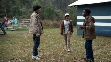 Les baskets blanches et noires Puma de Mike Wheeler (Finn Wolfhard) dans la série Stranger Things (Saison 1 Episode 3)