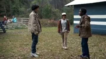 Les baskets blanches et noires Puma de Mike Wheeler (Finn Wolfhard) dans la série Stranger Things (Saison 1 Episode 3)