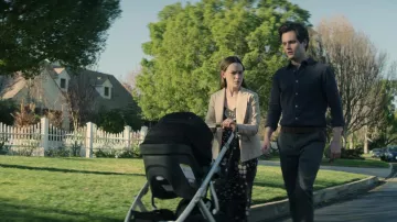 UPPAbaby MESA Asiento de coche para bebés utilizado por Love Quinn (Victoria Pedretti) como se ve en la serie de televisión You (Temporada 3 Episodio 1)