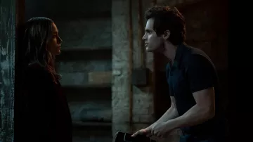 Polo usado por Joe Goldberg (Penn Badgley) como se ve en el vestuario de la serie de televisión You (Temporada 3 Episodio 2)
