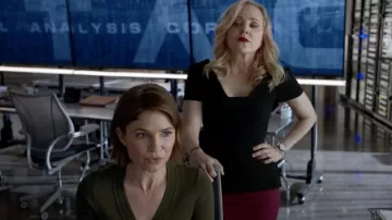 Roland Mouret Irene Asymmetric Draped Stretch-Crepe Top usado por Marissa Morgan (Geneva Carr) como se ve en el vestuario de la serie de televisión Bull (S06E02)