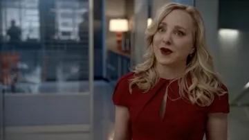 Roland Mouret Eppleton Vestido en rojo usado por Marissa Morgan (Geneva Carr) como se ve en los atuendos del programa de televisión Bull (Temporada 6 Episodio 2)