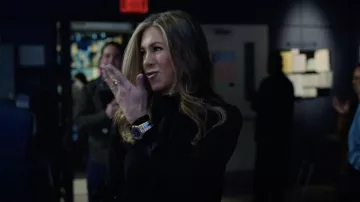 Chopard Bleu montre en or porté par Alex Levy (Jennifer Aniston) comme on le voit dans The Morning Show série TV (Saison 2 Épisode 3)