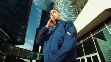 La veste de survêtement bleue Adidas portée par Benab dans son clip Zéro
