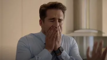 Apple Watch porté par Lachlan Meilleur (Hugh Sheridan) comme on le voit dans Cinq Chambres à coucher de l'émission de télévision (Saison 2 Épisode 2)