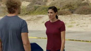 Camiseta Gap Modern Crewneck usada por Kensi Blye (Daniela Ruah) como se ve en los trajes del programa de televisión NCIS: Los Angeles (Temporada 13 Episodio 2)
