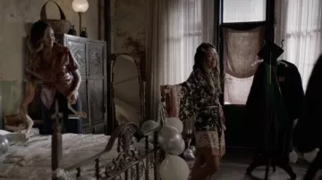 Wild Rose Boho lari Bird Kimono Robe usada por Mary Hamilton (Nicole Kang) como se ve en el vestuario de la serie de televisión Batwoman (Temporada 3 Episodio 1)