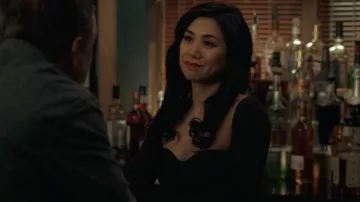 Traje acanalado de cuello de novia de Fleur Du Mal en negro usado por Melody 'Mel' Bayani (Liza Lapira) como se ve en los atuendos de la serie de televisión The Equalizer (S02E02)