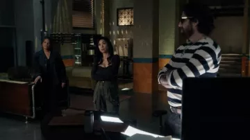 Balmain High-Waist Plited Cargo Pants usado por Melody 'Mel' Bayani (Liza Lapira) como se ve en The Equalizer Wardrobe (S02E02)