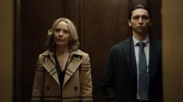 Hobbs London Fay mélange de laine wrap manteau porté par Jan (Amy Ryan) comme on le voit dans Only Murders in the Building séries TV tenues (S01E10)