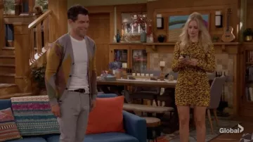 Ganni Floral Ruched Mini Vestido usado por Gemma (Beth Behrs) como se ve en The Neighborhood (S04E05)