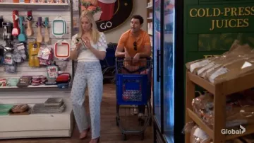 Zara ZW Los vaqueros marinos usados por Gemma (Beth Behrs) como se ve en The Neighborhood (S04E05)