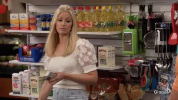 French Connection Juliet Mozard Caballo Top usado por Gemma (Beth Behrs) como se ve en el programa de televisión The Neighborhood (Temporada 4 Episodio 5)